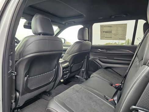 New 2025 Jeep Grand Cherokee L Altitude image 12