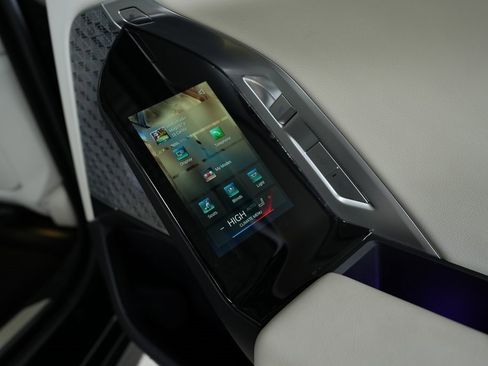 Used 2023 BMW 760i xDrive w/ Executive Package image 35