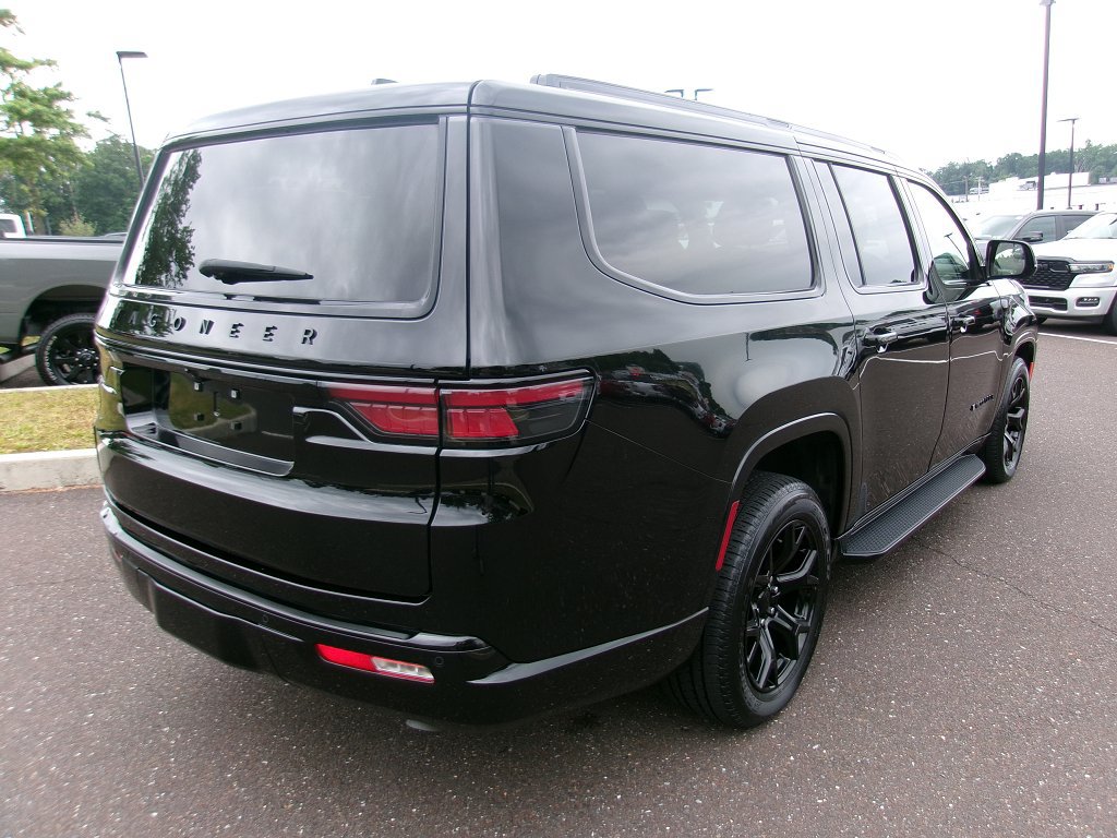 Used 2024 Jeep Wagoneer L Series II AWD/4WD image 3