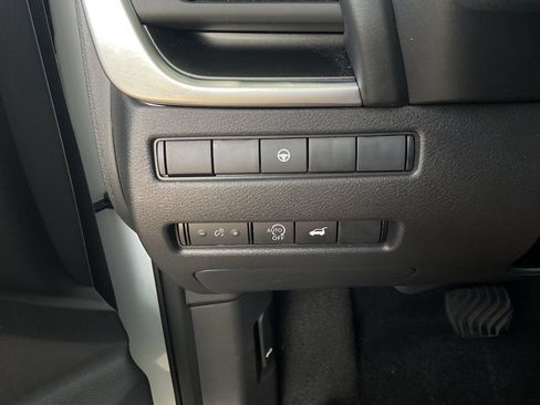 Used 2025 Nissan Rogue SV FWD image 19