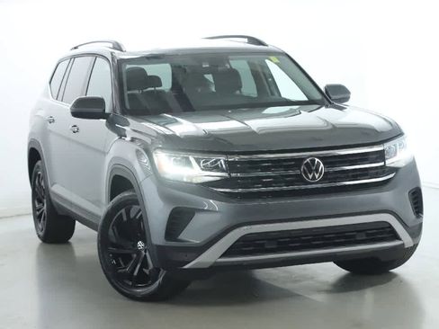 Certified 2023 Volkswagen Atlas SE image 2
