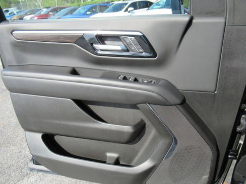 Used 2025 Chevrolet Tahoe LT AWD/4WD image 21