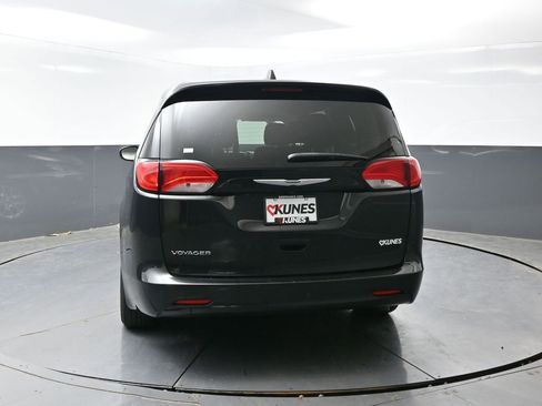 Used 2023 Chrysler Voyager LX FWD image 13