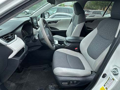 Used 2021 Toyota RAV4 XLE w/ Convenience Package FWD image 8