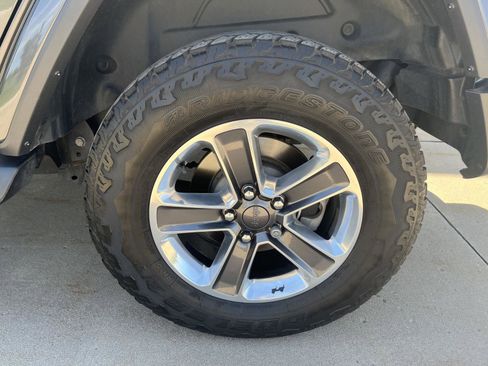 Used 2018 Jeep Wrangler Unlimited Sahara AWD/4WD image 9