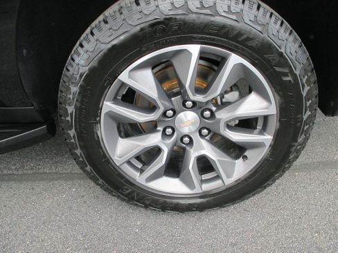 Used 2023 Chevrolet Suburban LT w/ Luxury Package image 9