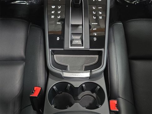 Certified 2025 Porsche Macan image 20