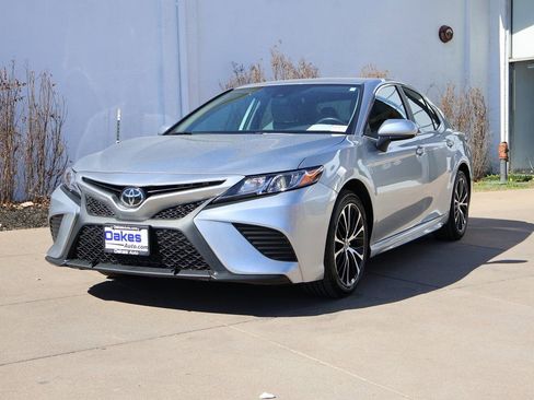 Used 2020 Toyota Camry SE image 3