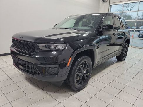 New 2025 Jeep Grand Cherokee Altitude image 3