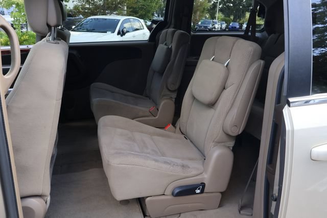Used 2015 Chrysler Town & Country Touring FWD image 13