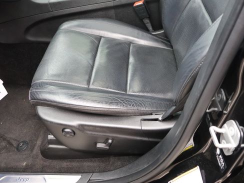 Used 2021 Jeep Grand Cherokee Limited w/ Luxury Group II image 38