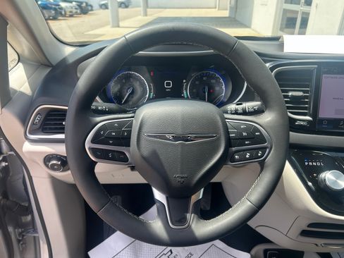 Used 2024 Chrysler Pacifica Touring-L FWD image 20