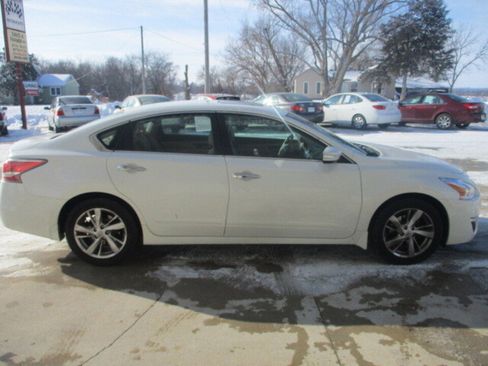 Used 2015 Nissan Altima 2.5 SL w/ Technology Package image 2