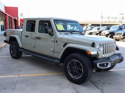 Used 2022 Jeep Gladiator Overland w/ Popular Equipment Package image 4