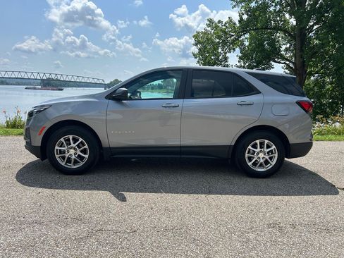 Used 2023 Chevrolet Equinox LS w/ LS Convenience Package AWD/4WD image 2