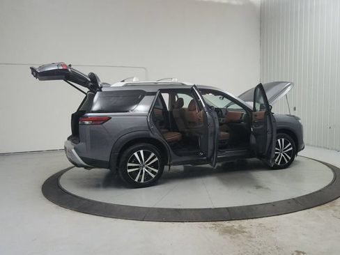 Used 2024 Nissan Pathfinder Platinum FWD image 16