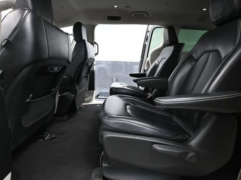 Used 2023 Chrysler Pacifica Touring-L image 37