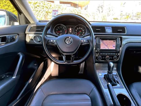 Used 2017 Volkswagen Passat 1.8T SEL Premium image 5