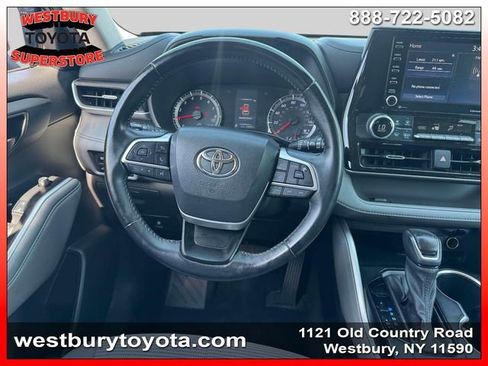 Used 2022 Toyota Highlander LE AWD/4WD image 18