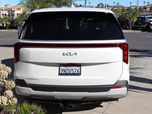 Certified 2025 Kia Carnival image 8