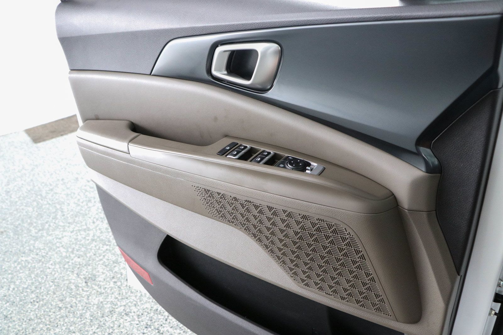 Used 2025 Kia Carnival FWD image 21