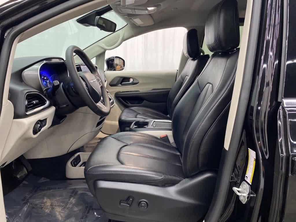 Used 2024 Chrysler Pacifica Touring-L FWD image 13