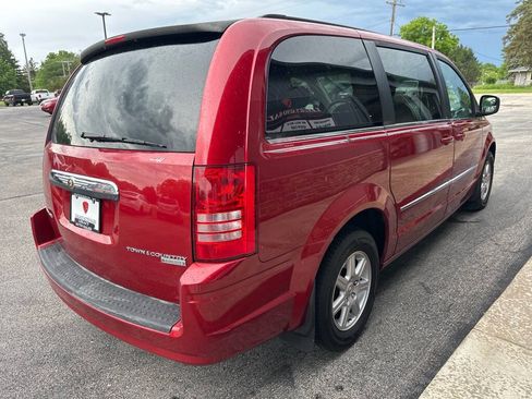 Used 2010 Chrysler Town & Country Touring FWD image 5