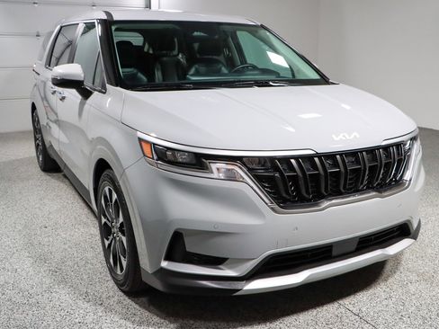 Used 2024 Kia Carnival EX image 5