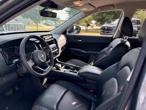 Used 2025 Nissan Pathfinder SL FWD image 18