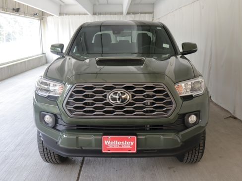 Used 2021 Toyota Tacoma TRD Sport w/ Technology Package AWD/4WD image 3