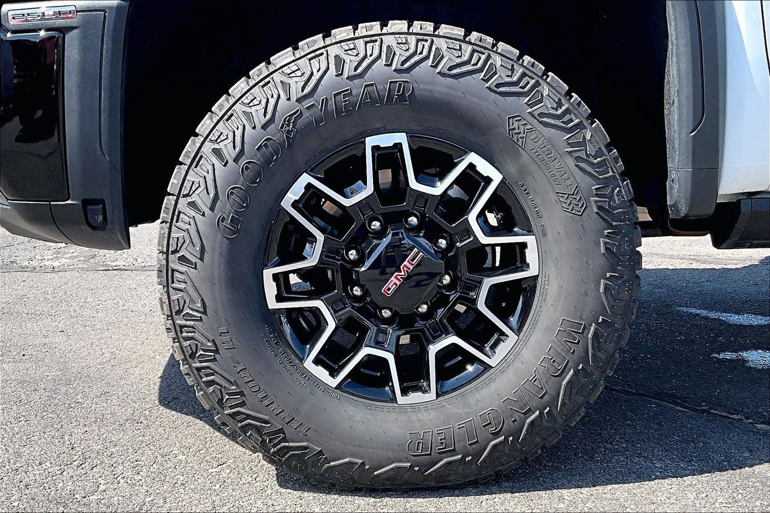 Used 2025 GMC Sierra 2500 AT4X AWD/4WD image 8
