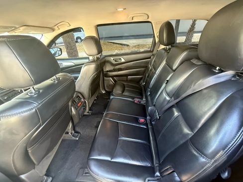 Used 2017 Nissan Pathfinder SL w/ Trailer Tow Package FWD image 10