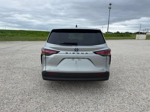 Used 2022 Toyota Sienna LE AWD/4WD image 4