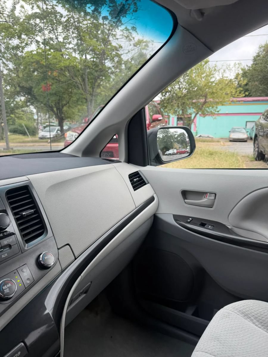 Used 2012 Toyota Sienna LE w/ Towing Pkg AWD/4WD image 15