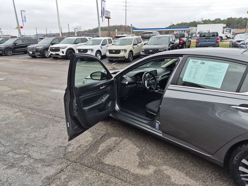 Used 2025 Nissan Altima 2.5 SV image 9
