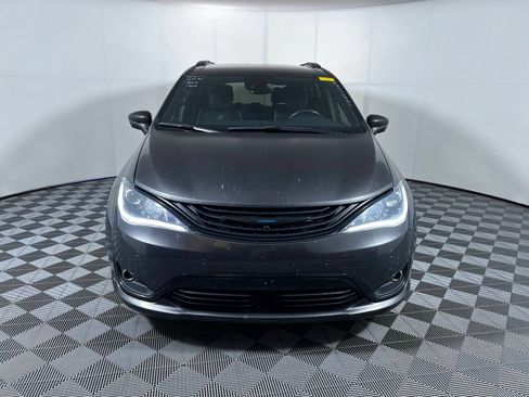 Used 2019 Chrysler Pacifica Limited w/ Advanced Safetytec Group FWD image 2