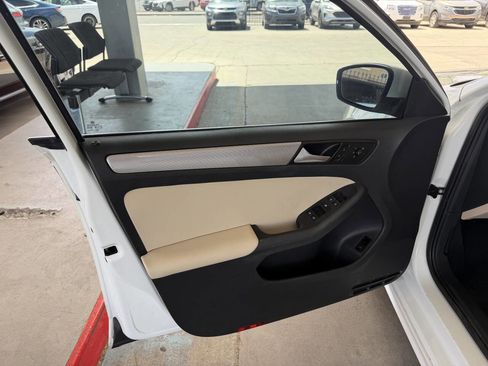 Used 2017 Volkswagen Jetta SE FWD image 12