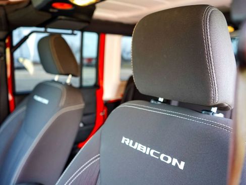 Used 2018 Jeep Wrangler Unlimited Rubicon w/ Connectivity Group image 11