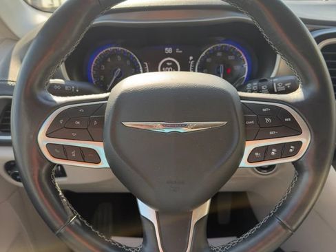 Used 2021 Chrysler Pacifica Touring-L w/ Uconnect Theater Family Group FWD image 19