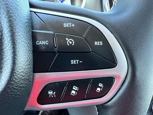 Used 2023 Chrysler Pacifica Touring-L FWD image 38