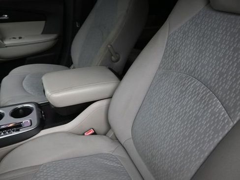 Used 2010 GMC Acadia SLE FWD image 17