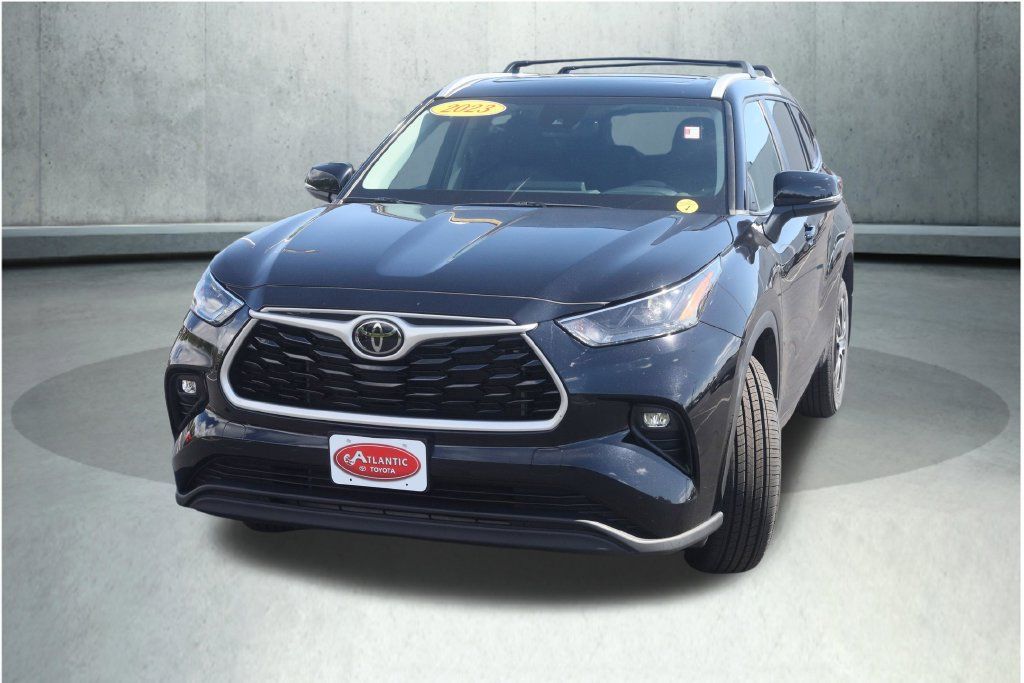 Used 2023 Toyota Highlander XLE AWD/4WD image 32