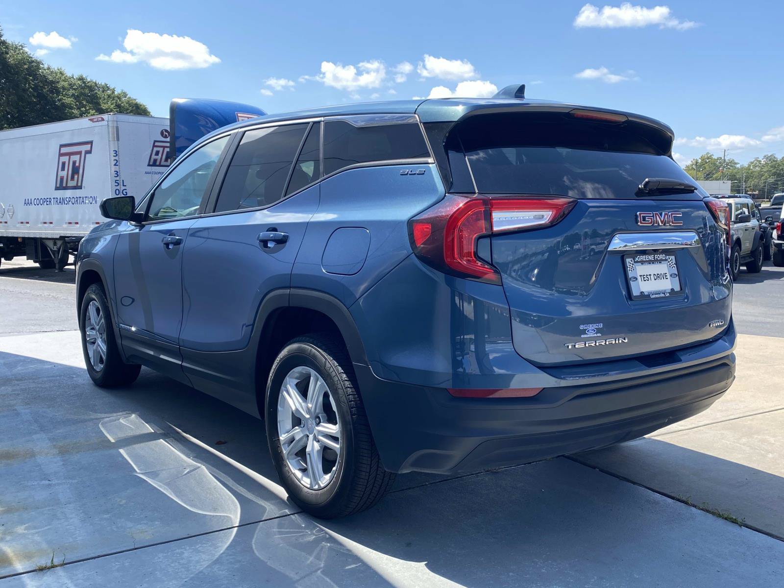 Used 2024 GMC Terrain SLE AWD/4WD image 9