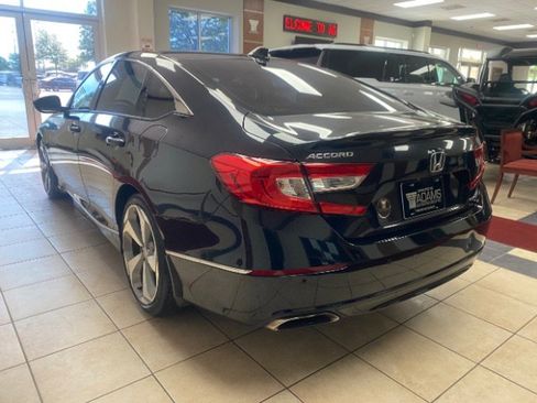 Used 2018 Honda Accord Touring image 3