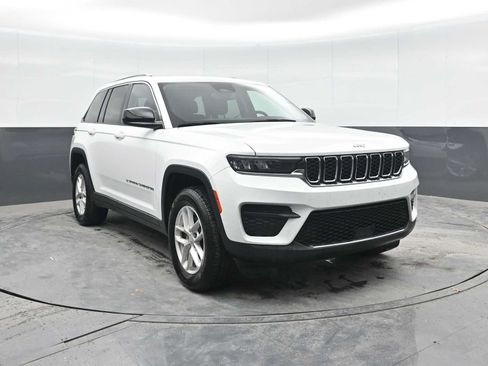 Used 2023 Jeep Grand Cherokee Laredo AWD/4WD image 7