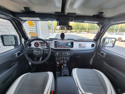 Used 2025 Jeep Gladiator Sport AWD/4WD image 19