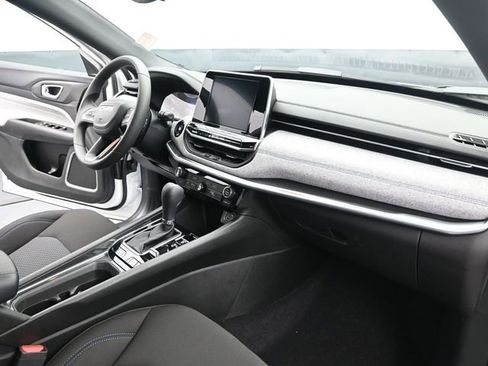 Used 2025 Jeep Compass Sport image 12