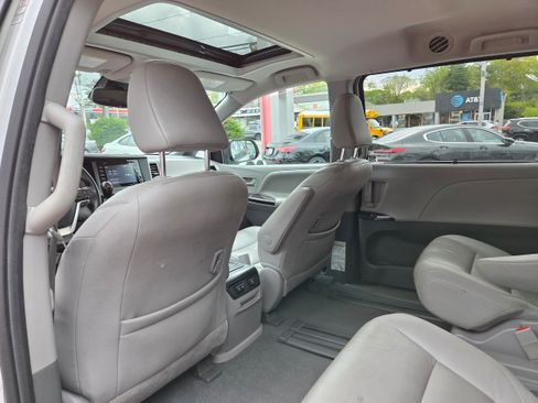 Used 2020 Toyota Sienna XLE FWD image 25