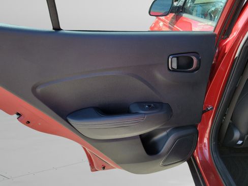 Used 2023 Hyundai Venue Limited image 12