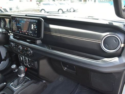 Used 2024 Jeep Wrangler Unlimited Sahara AWD/4WD image 28